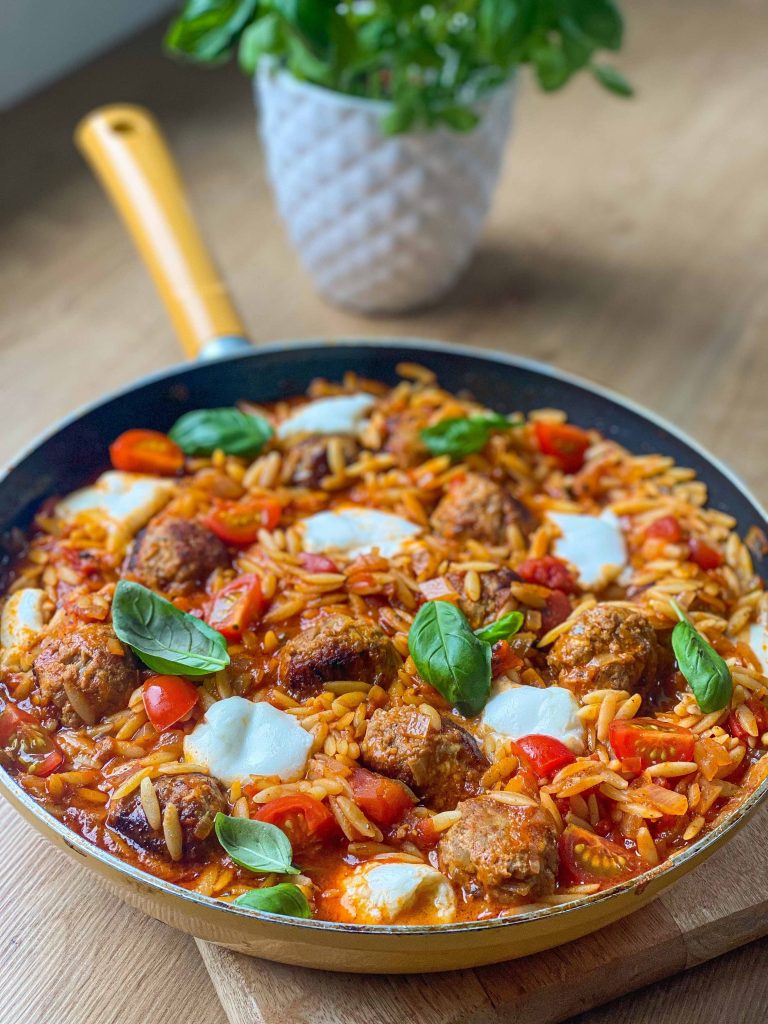 recept voor pasta, orzo met tomaat basilicum met gehaktballetjes, eenpansgerecht, vernieuwde spaghetti bolognaise
