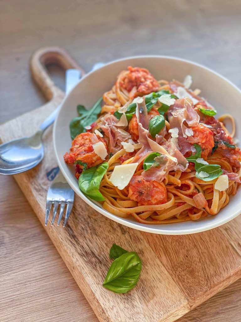 Recept voor pasta linguine, met scampi, ham, tomaat, pesto en basilicum, pittig eenpansgerecht