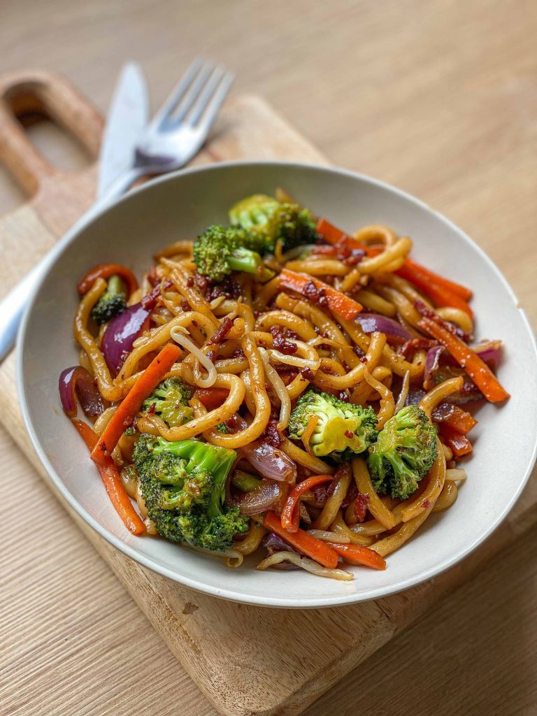 recept van udon pasta met broccoli, spek, wortel, sojasaus en sriracha, pittig, licht pikant;