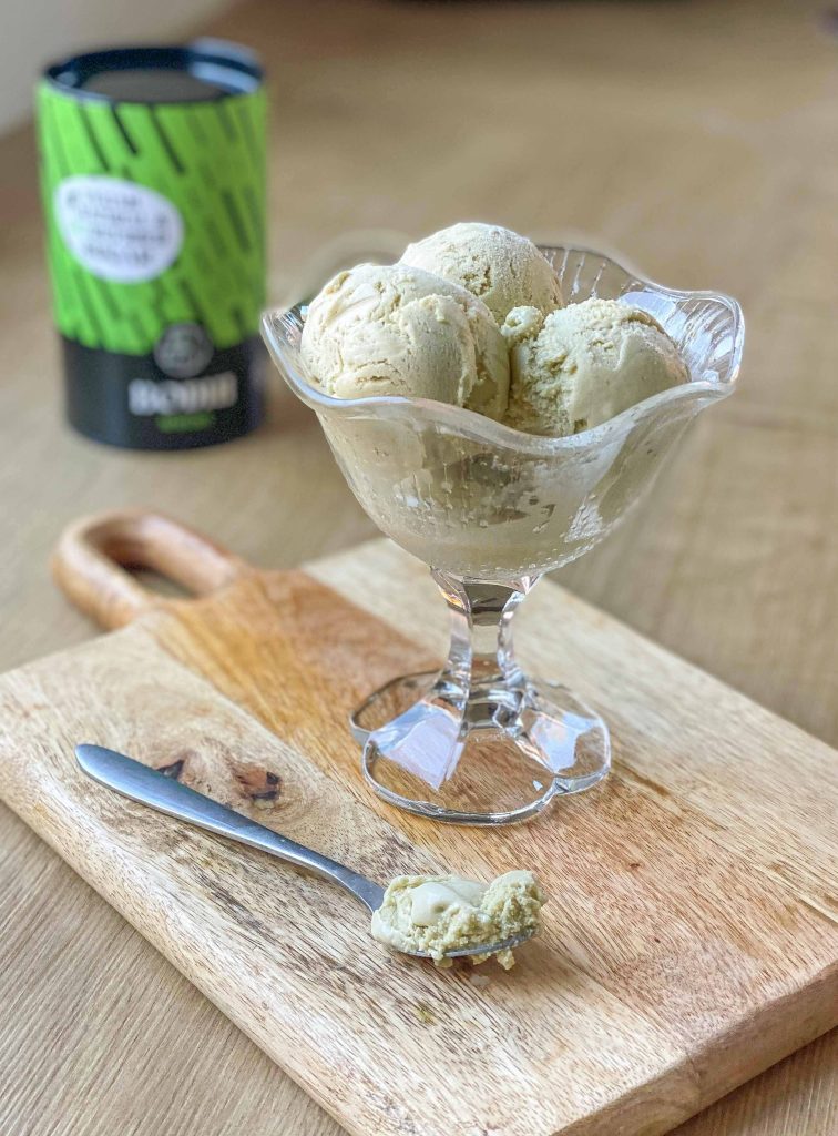 recept voor matcha ijs, gemaakt van bodhi blend matchamix, gezoete matcha of groene thee met een vleugje vanille