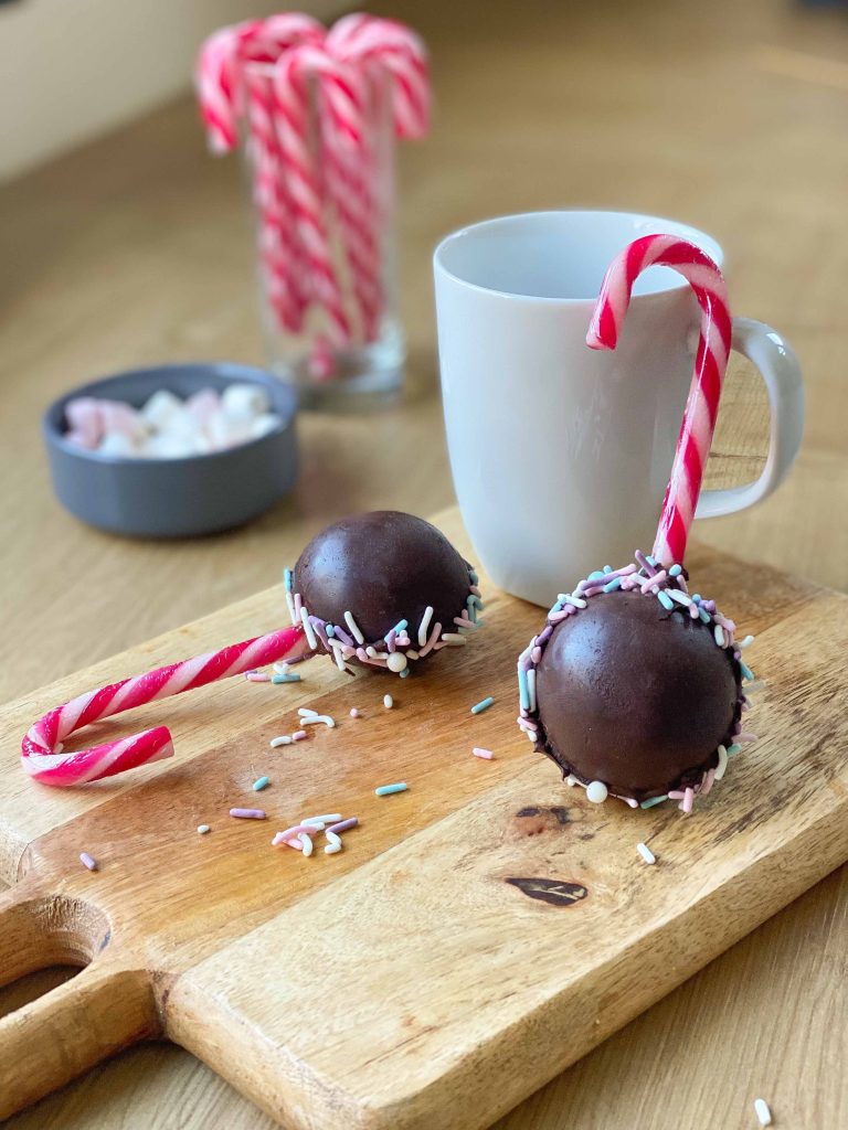 recept christmas chocobomb, kerstbom voor in de chocomelk. Chocomelk met suikersprinkles, marshmallows en cacaopoeder