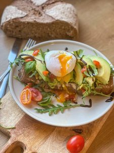 recept voor een toast avocado met gepocheerd ei, brunch, lunch, vegetarische maaltijd